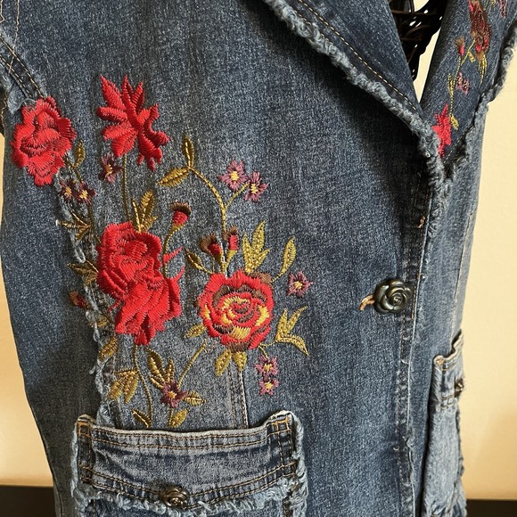 DG2 Embroidered Denim Vest Women's M Floral Rose Pockets Frayed Hem Boho Y2K - Picture 2 of 11